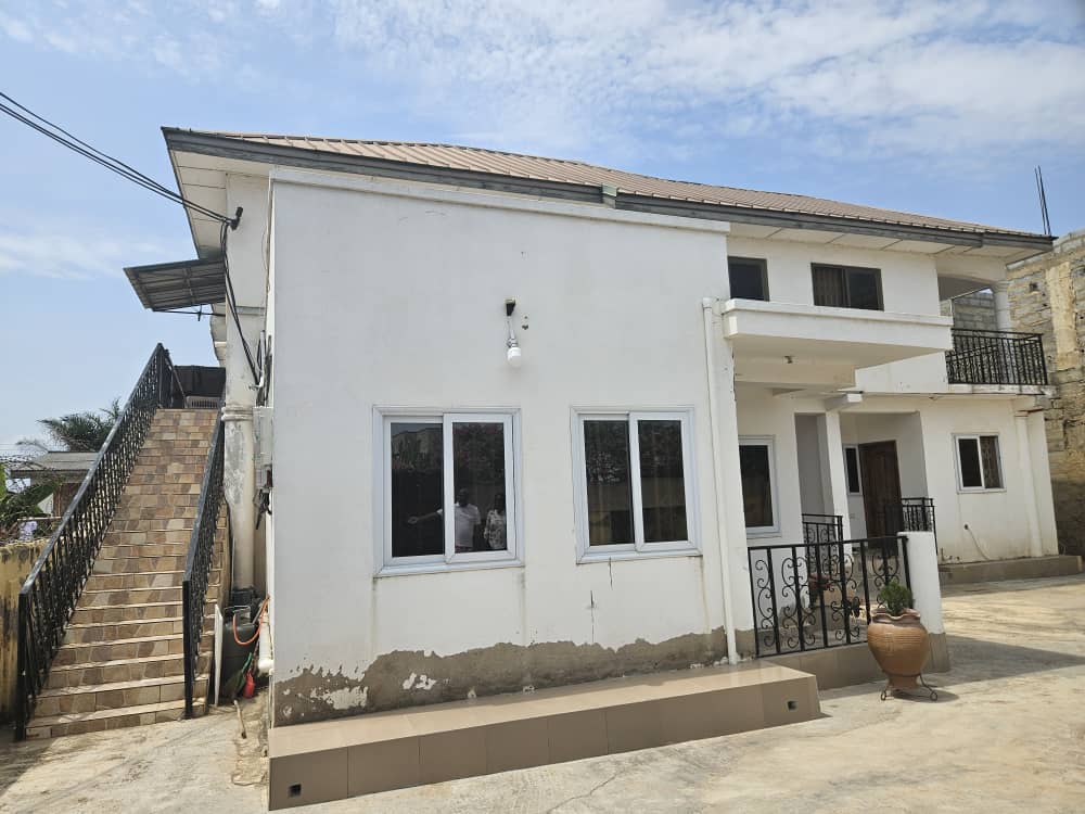 8 BEDROOMS CONSISTING OF FOUR APARTMENTS FOR SALE-image