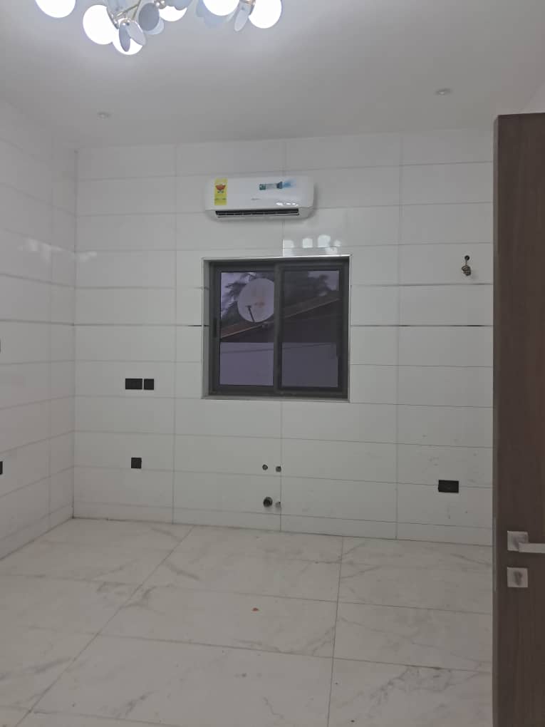 6 BEDROOM HOUSE FOR SALE-image