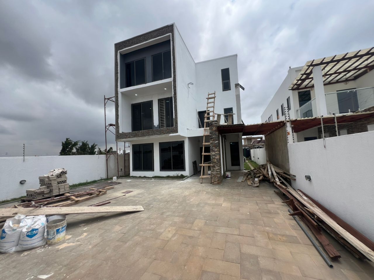 4 BEDROOM HOUSE FOR SALE